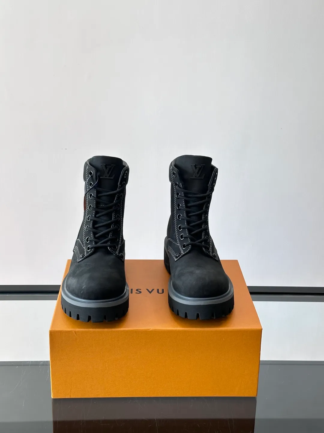 [L Home] Top P: 920💰 Size: 39-44 (45 can be customized) LOUIS VUITTON Louis Vuitton ss25 LV Donkey brand new thick-soled lace-up big-toe shoes men's casual shoes high-top short boots. These boots are crafted from top-grain calf leather for a lightweight and comfortable fit. The thick EVA outsole is embellished with eye-catching ridges, and the trendy attitude of being both strong and soft makes it an everyday choice. ✔Upper: imported first-layer cowhide ✔Lining: cowhide ✔Outsole: original molded outsole Size: 39-45